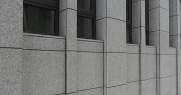 青海芝麻灰外墙干挂石材及施工注意事项
