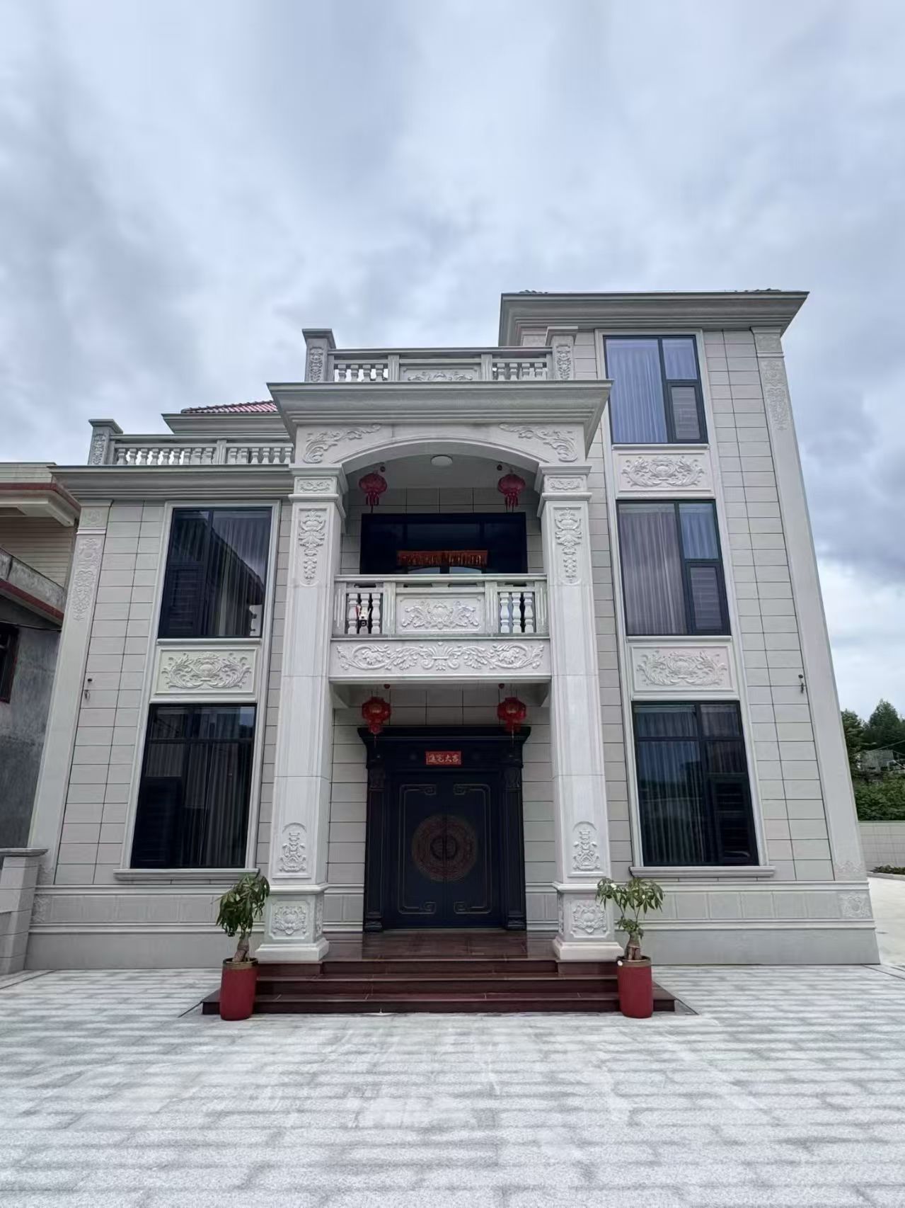 青海 芝麻白石材别墅干挂案例展示