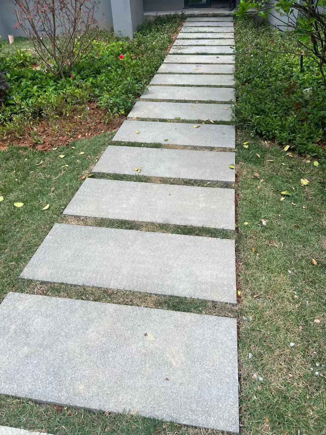 青海 芝麻黑小区踏步、汀步石铺装效果