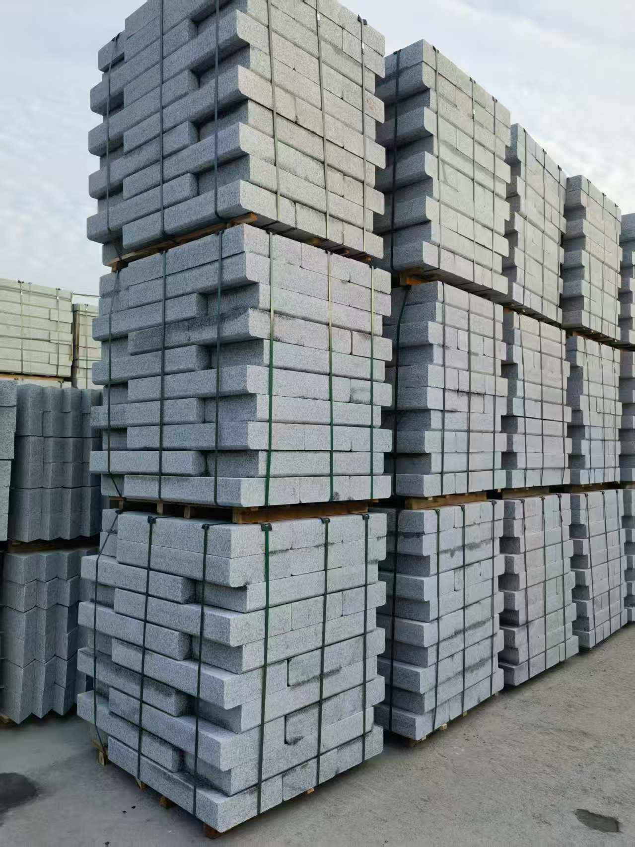 青海 路沿石（路侧石），颜色一致，尺寸标准