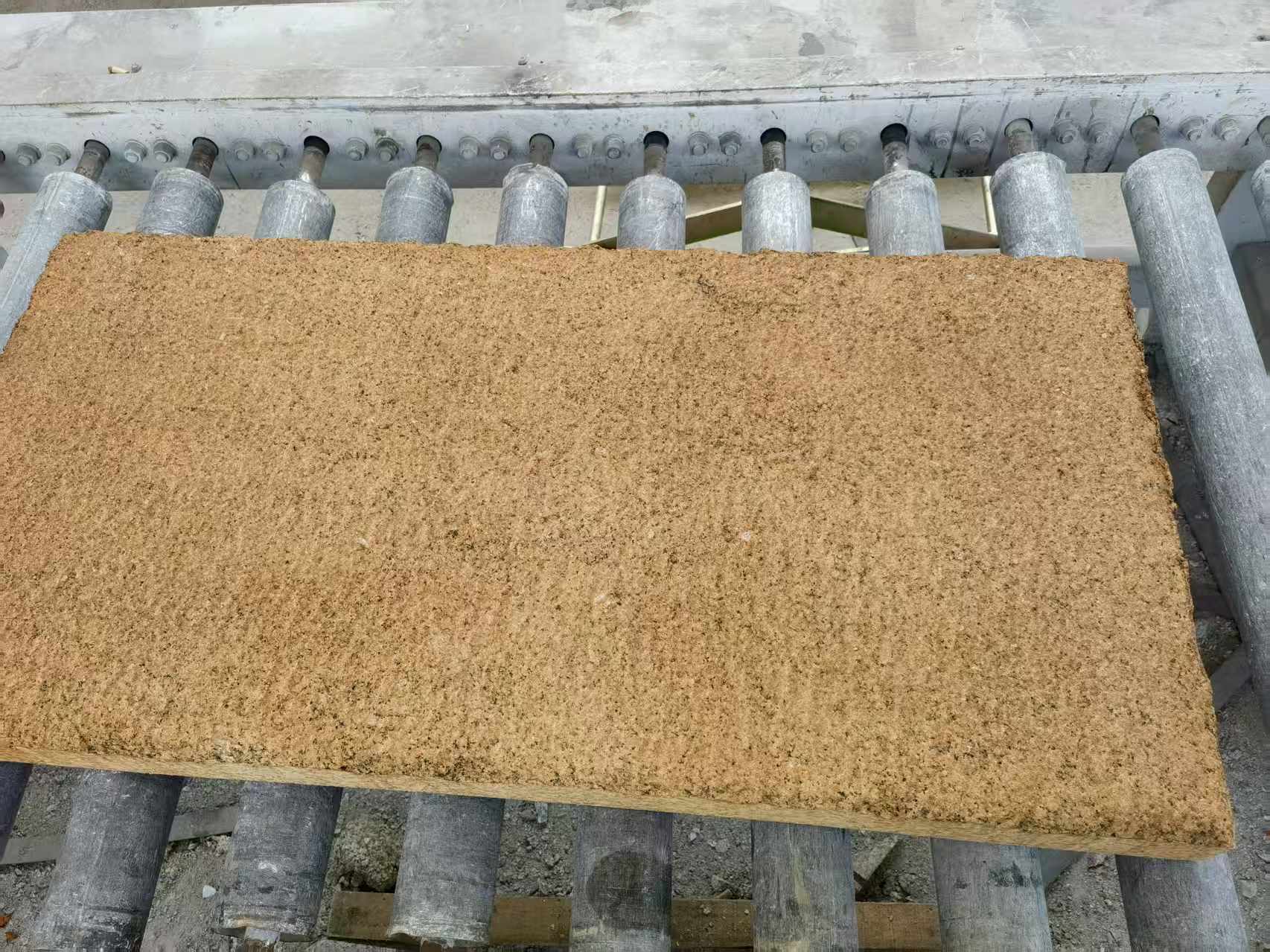 青海 菠萝面老石板，做旧仿古石，流水线生产加工