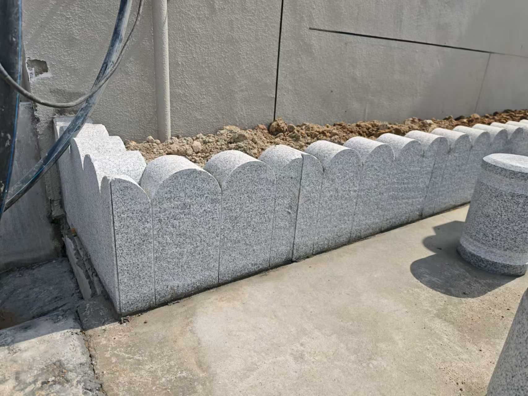 青海 芝麻白花岗岩花边石铺装效果图